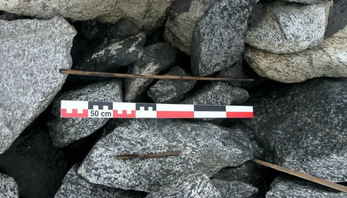 Den veldig varme sommeren i 2019 gjorde at mer snø enn vanlig smeltet, og enda eldre gjenstander enn de man tidligere hadde funnet smeltet frem ved Trollsteinhøe. Dette bildet viser brukne biter av en 4000 år gammel pil, fra slutten av steinalderen. Den veldig varme sommeren i 2019 gjorde at mer snø enn vanlig smeltet, og enda eldre gjenstander enn de man tidligere hadde funnet smeltet frem ved Trollsteinhøe. Dette bildet viser brukne biter av en 4000 år gammel pil, fra slutten av steinalderen.