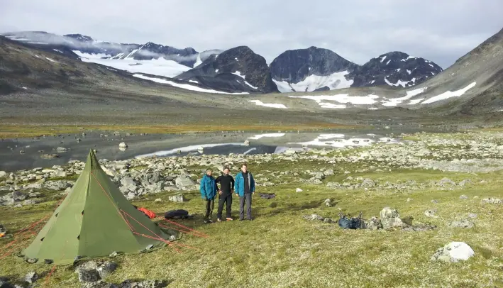 Campingplassen ved Trollsteinhøe i 2012. Det er ikke mulig å telte på toppen av fjellet, så hver dag med feltarbeid ved Trollsteinhøe starter med 400-500 meters klatring for å komme seg på plass. Fra venstre: Julian Robert Post-Melbye, Elling Utvik Wammer og James Barrett. Campingplassen ved Trollsteinhøe i 2012. Det er ikke mulig å telte på toppen av fjellet, så hver dag med feltarbeid ved Trollsteinhøe starter med 400-500 meters klatring for å komme seg på plass. Fra venstre: Julian Robert Post-Melbye, Elling Utvik Wammer og James Barrett.