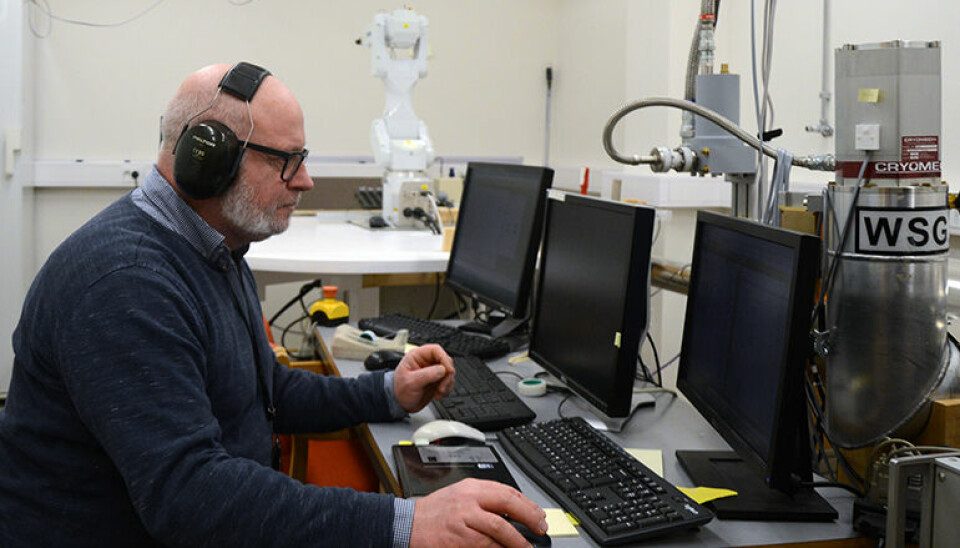 Forsker Martin Klug jobber i kryogen-laboratoriet ved NGU.