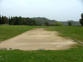 "Rundt 1960 oppdaget tyske arkeologer stadionet i Olympia. Løpebanen er 192,28 meter lang, og i følge myten brukte Herkules lengden av sin fot 600 ganger for å måle opp denne distansen. Det var det tredje stadionet grekerne bygde til Olympia, men er likevel så gammelt som fra det femte århundret f.Kr. I OL 2004 ble kulekonkurransene for begge kjønn lagt hit til denne mest opprinnelige Olympiastadion. (Foto: ATHOC/ANA/C. Constantopoulos)" "Rundt 1960 oppdaget tyske arkeologer stadionet i Olympia. Løpebanen er 192,28 meter lang, og i følge myten brukte Herkules lengden av sin fot 600 ganger for å måle opp denne distansen. Det var det tredje stadionet grekerne bygde til Olympia, men er likevel så gammelt som fra det femte århundret f.Kr. I OL 2004 ble kulekonkurransene for begge kjønn lagt hit til denne mest opprinnelige Olympiastadion. (Foto: ATHOC/ANA/C. Constantopoulos)"
