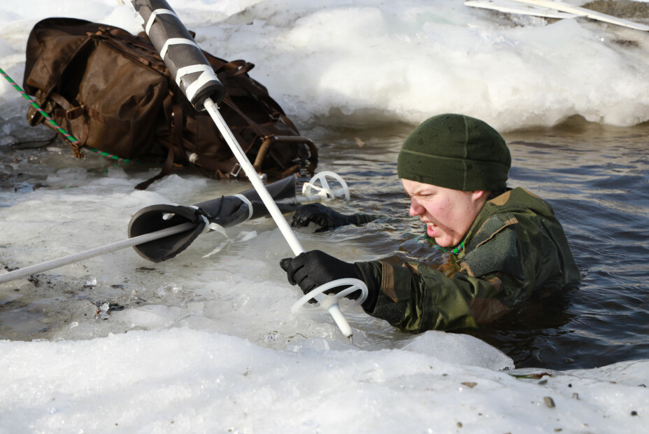 En del av treningen som grensevakt ved Garnisonen i Sør-Varanger er å gå gjennom isråk med ski og full oppakning.