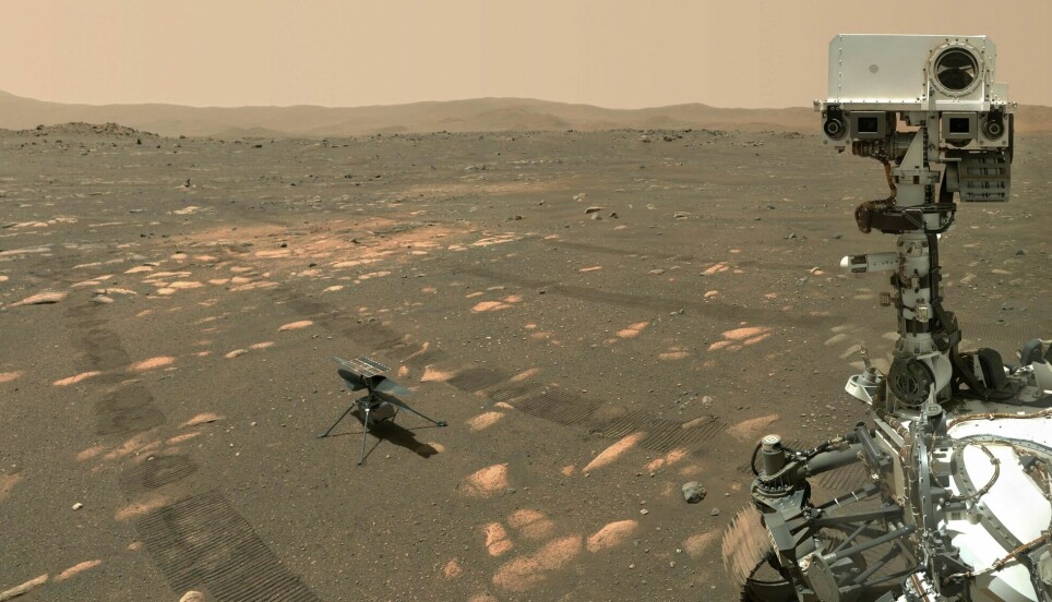 Her ser du Mars-roveren Perseverance ta en selfie av seg selv og det lille helikopteret Ingenuity.