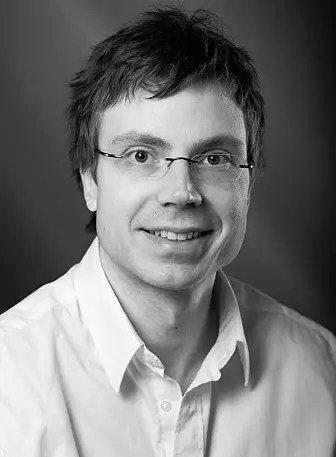 Andreas Lossius er førsteamanuensis ved Universitetet i Oslo. Han forsker på MS og Epstein-Barr-viruset.