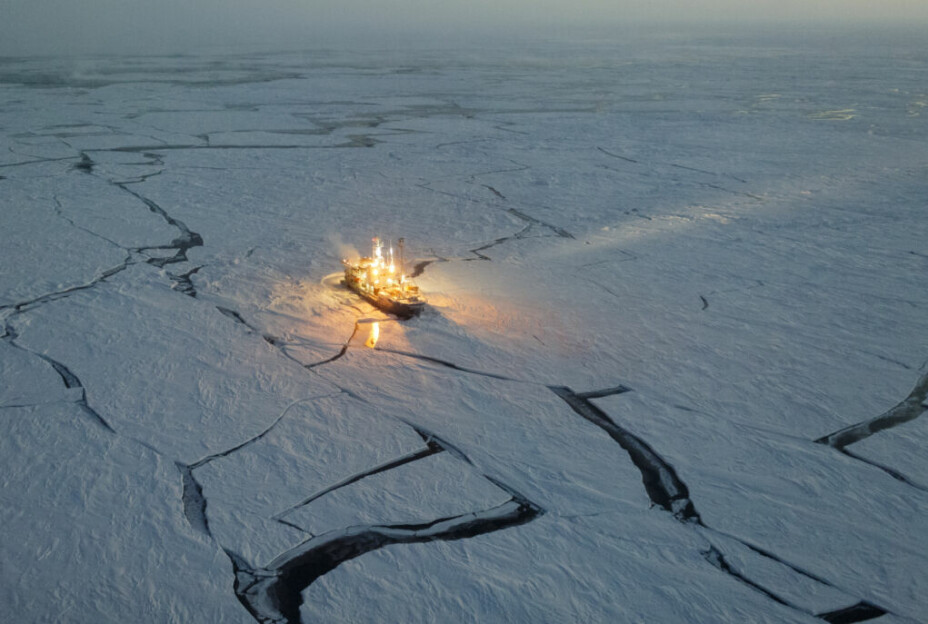 Forskningsskipet «Lance» frøs til i isen nordvest for Svalbard i januar og fulgte drivisen sørover til den smeltet utover våren. Underveis kunne forskerne studere hav, is og atmosfære.