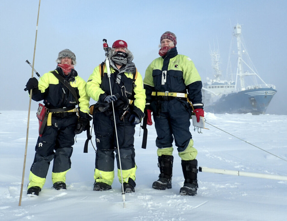Havisforskerne Lana Cohen (t.v.), Anja Rösel og Anna Silyakova fotografert etter en økt med havismålinger.