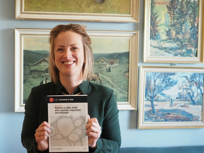 – Personer med demens har også utfordringer med gangen, balansen og de har dårligere muskelstyrke enn dem som er kognitivt friske, sier forsker Karen Sverdrup i Aldring og helse. – Personer med demens har også utfordringer med gangen, balansen og de har dårligere muskelstyrke enn dem som er kognitivt friske, sier forsker Karen Sverdrup i Aldring og helse.