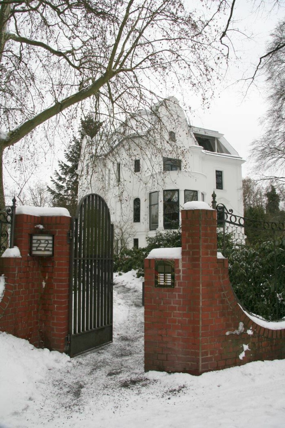 I den hvite villaen finner man et velassortert bibliotek, samt gjesterom på kvisten. Huset ble bygd i 1911, som en av de første privatboligene i det vakre Grunewald-området. (Foto: Ingrid Spilde)