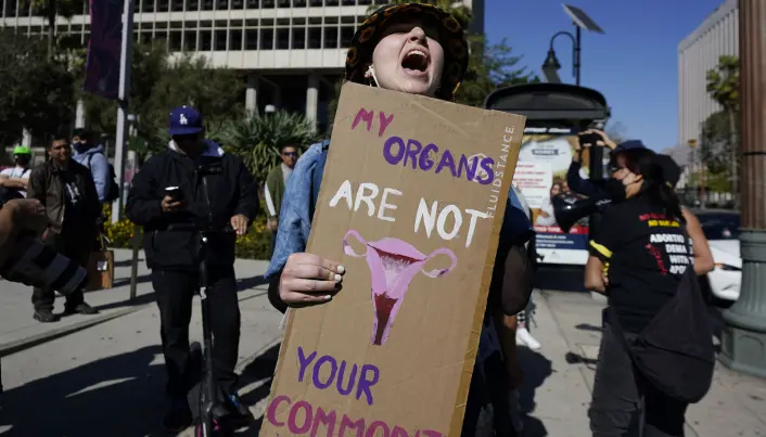 En demonstrant med en plakat til støtte for abortrettigheter under en demonstrasjon i forbindelse med kvinnedagen i Los Angeles. En demonstrant med en plakat til støtte for abortrettigheter under en demonstrasjon i forbindelse med kvinnedagen i Los Angeles.