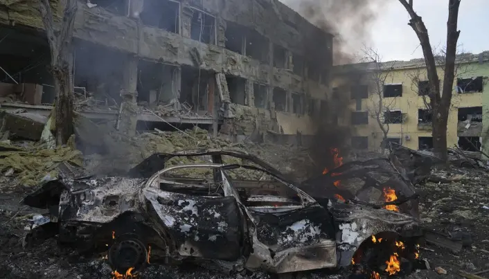 Krig og konflikter kan føre til en økning i antall utilsiktede graviditeter, melder FN. Her fra et angrep på et sykehus i Mariupol i Ukraina i mars. Krig og konflikter kan føre til en økning i antall utilsiktede graviditeter, melder FN. Her fra et angrep på et sykehus i Mariupol i Ukraina i mars.