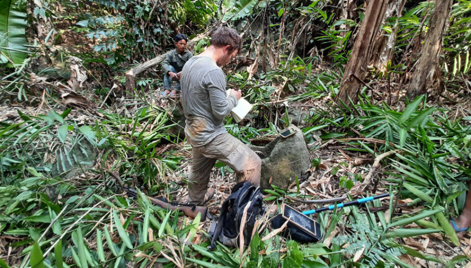 Nicholas Skopal undersøker krukker i Laos.