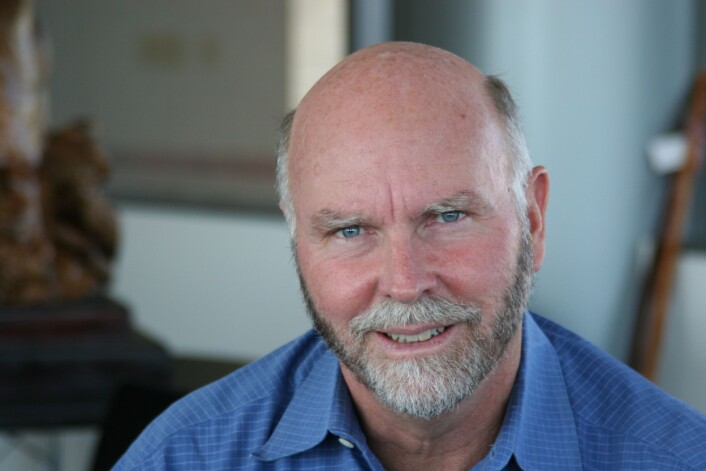 Craig Venter sier han har skapt verdens første syntetiske bakterie, men DNAet er det eneste forskerne har bygd opp fra grunnen av. I tillegg er dette DNAet en kopi av arvestoffet til en levende bakterie. (Foto: Credit: J. Craig Venter Institute) Craig Venter sier han har skapt verdens første syntetiske bakterie, men DNAet er det eneste forskerne har bygd opp fra grunnen av. I tillegg er dette DNAet en kopi av arvestoffet til en levende bakterie. (Foto: Credit: J. Craig Venter Institute)