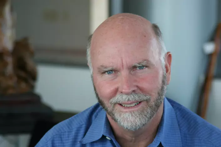 Craig Venter sier han har skapt verdens første syntetiske bakterie, men DNAet er det eneste forskerne har bygd opp fra grunnen av. I tillegg er dette DNAet en kopi av arvestoffet til en levende bakterie. (Foto: Credit: J. Craig Venter Institute)