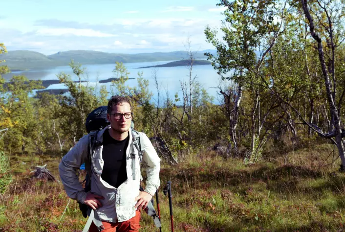 Etter at korona hadde begynt å slippe taket i verden, var Jeppe Kristensen klar til å sette kursen mot det nordøstlige Sibir for å forske på Pleistocene Park. Her står han i det nordlige Skandinavia forbindelse med sitt doktorgradsarbeid.