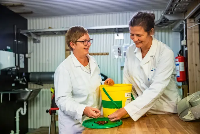 Forskerne Trine Ytrestøyl og Turid Synnøve Aas i Nofima har laget en oversikt over ingredienser brukt i norsk laksefôr i 2020. Forskerne Trine Ytrestøyl og Turid Synnøve Aas i Nofima har laget en oversikt over ingredienser brukt i norsk laksefôr i 2020.