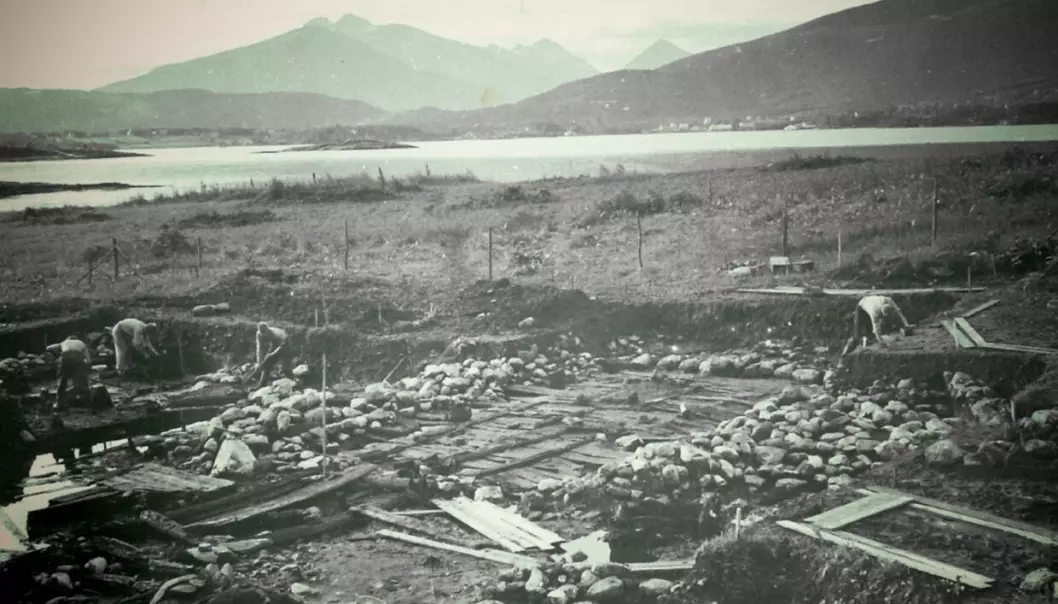 Dette bildet viser utgravingen i 1954. Borgundfjorden i bakgrunnen.