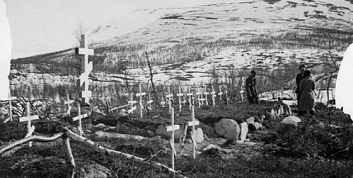 Gravsted for sovjetiske krigsfanger, Saltfjellet. (Foto: Leiv Kreybergs arkiv, Riksarkivet)