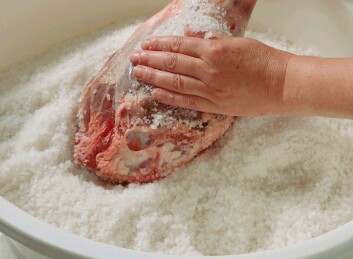 Salting. (Foto: Opplysningskontoret for kjøtt) Salting. (Foto: Opplysningskontoret for kjøtt)
