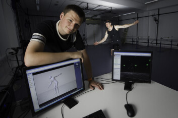 Forsker Kristofor McCarty med en frivillig dansedeltaker i bakgrunnen. (Foto: University of Northumberland/Simon Veit-Wilson) Forsker Kristofor McCarty med en frivillig dansedeltaker i bakgrunnen. (Foto: University of Northumberland/Simon Veit-Wilson)