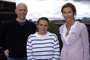 Stig Ove Bøe og Anne Simonsen på hver sin side av Pauline Isakson. Sistnevnte er doktorgradsstipendiat i Simonsen forskningsgruppe. (Foto: Nikolai Engedal) Stig Ove Bøe og Anne Simonsen på hver sin side av Pauline Isakson. Sistnevnte er doktorgradsstipendiat i Simonsen forskningsgruppe. (Foto: Nikolai Engedal)