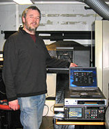 "Kinomaskinistens nye verktøy: Andrew Perkis fra Midgard medialab med server og harddisker for digital film" "Kinomaskinistens nye verktøy: Andrew Perkis fra Midgard medialab med server og harddisker for digital film"