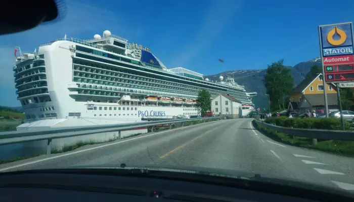 I Stryn kommer cruiseturister for å se norsk natur. Turisme står for store klimautslipp i flere kommuner.