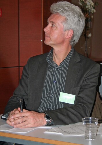 "Stene-Larsen fra Folkehelseinstituttet sier at instituttets oppgave er å tvile seg frem til et resultat, og at beslutningsprosessen om HPV-vaksinen startet allerede i 2006. (Foto: Bjørnar Kjensli)" "Stene-Larsen fra Folkehelseinstituttet sier at instituttets oppgave er å tvile seg frem til et resultat, og at beslutningsprosessen om HPV-vaksinen startet allerede i 2006. (Foto: Bjørnar Kjensli)"