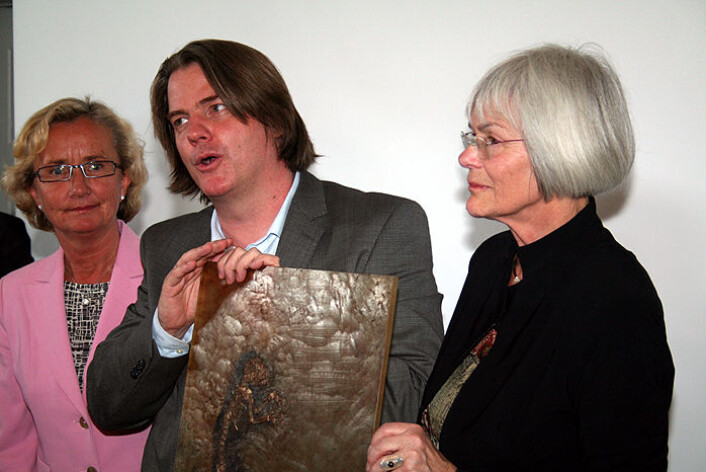 Universitetsdirektør Gunn-Elin Bjørneboe, førsteamanuensis Jørn Hurum og forskningsminister Tora Aasland. Pressekonferanse om Ida 29.5.2009 (Foto: Asle Rønning) Universitetsdirektør Gunn-Elin Bjørneboe, førsteamanuensis Jørn Hurum og forskningsminister Tora Aasland. Pressekonferanse om Ida 29.5.2009 (Foto: Asle Rønning)