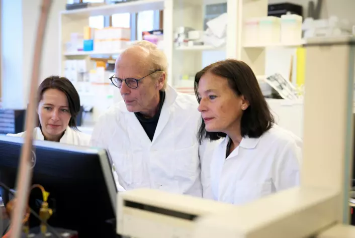 Lars Bakken har ledet feltforsøk med lystgass-spisende bakterier. Her på laboratoriet sammen med forskerkollegaene Linda Liberg Bergaust og Åsa Frostegård.