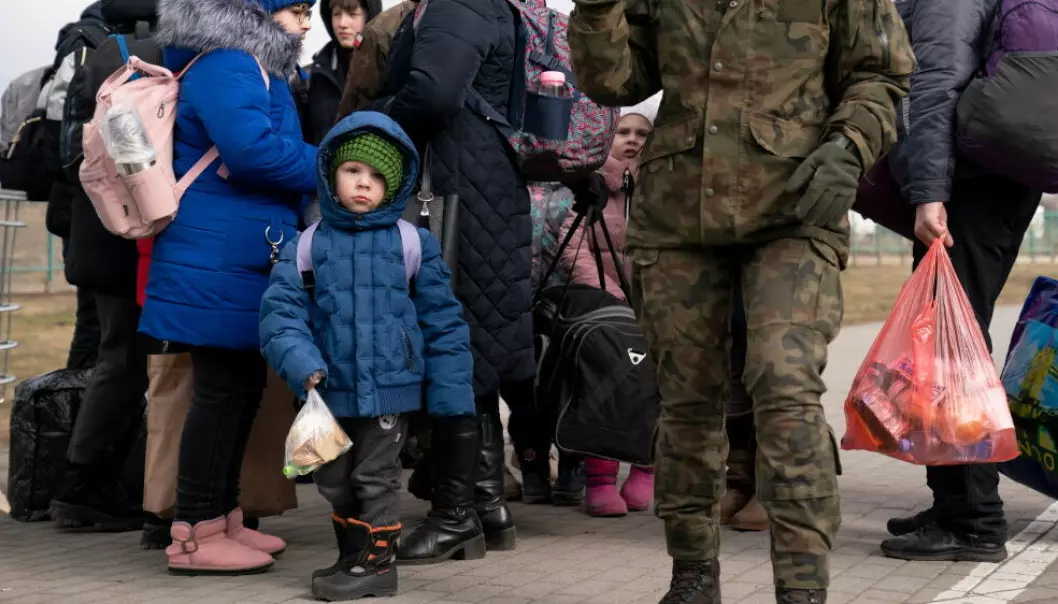 Ved grenseovergangen i Medyka til Polen kommer flyktninger fra Ukraina til fots og med biler. De fleste har lagt på flukt i full fart og forlatt fedre, ektefeller og eldre familiemedlemmer.