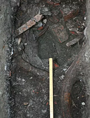 Arkeologene utfører også tradisjonell utgravning for å verifisere funn gjort ved geofysisk oppmåling. Utgravningene gir også kunnskap om fangenes vilkår i leirene. (Foto: Marek E. Jasinski)