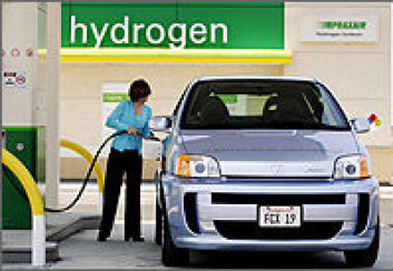Fylling av hydrogen på brenselcellebil. (Foto: Department of Energy, USA) Fylling av hydrogen på brenselcellebil. (Foto: Department of Energy, USA)