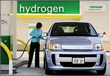 Fylling av hydrogen på brenselcellebil. (Foto: Department of Energy, USA)