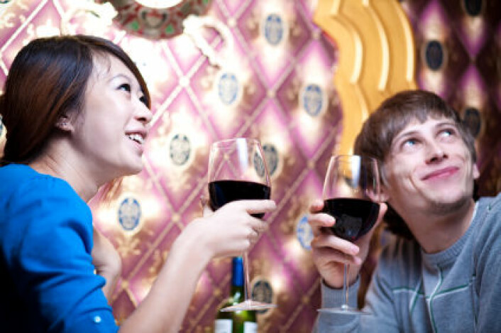 "Litt vin i ny og ne trenger ikke være så dumt, ifølge den nye studien. Men skyldes det at vin-nipping også forbundet med en sunn livsstil?(Foto: istockphoto)"
