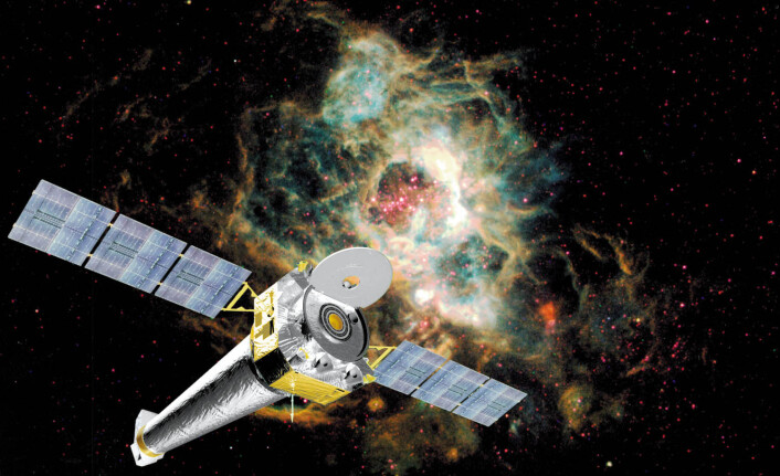 "Chandra X-ray Observatory ble sendt opp i bane rundt jorda i 1999 og siden har det samlet data om universet ved hjelp av røntgenstråling. (Illustrasjon: NASA)" "Chandra X-ray Observatory ble sendt opp i bane rundt jorda i 1999 og siden har det samlet data om universet ved hjelp av røntgenstråling. (Illustrasjon: NASA)"