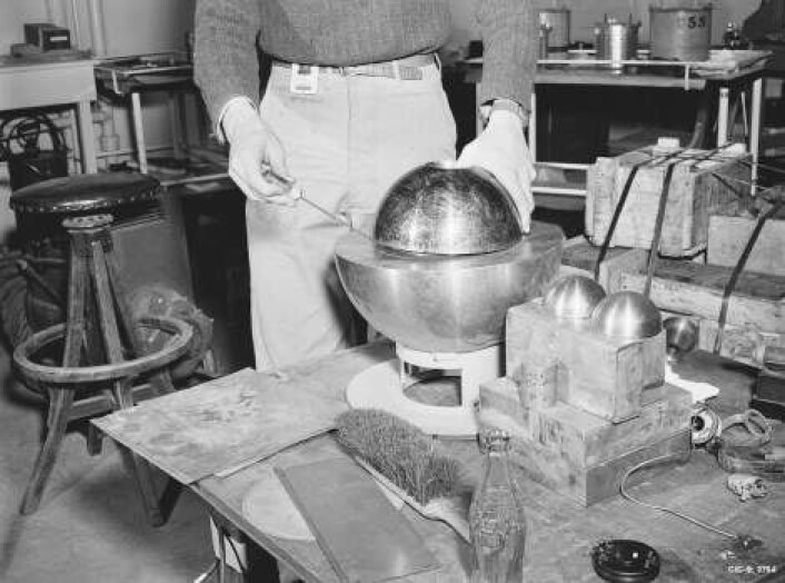 Fotografiet er fra en rekonstruksjon av eksperimentet med de to halvkulene av radioaktivt beryllium som kostet forskeren Louis Slotin livet. Personen på bildet holder skrujernet for å adskille halvkulene, slik Slotin gjorde 21. mai 1946. Men skrujernet glapp, og Slotin døde ni dager seinere. (Foto: US Department of Energy) Fotografiet er fra en rekonstruksjon av eksperimentet med de to halvkulene av radioaktivt beryllium som kostet forskeren Louis Slotin livet. Personen på bildet holder skrujernet for å adskille halvkulene, slik Slotin gjorde 21. mai 1946. Men skrujernet glapp, og Slotin døde ni dager seinere. (Foto: US Department of Energy)