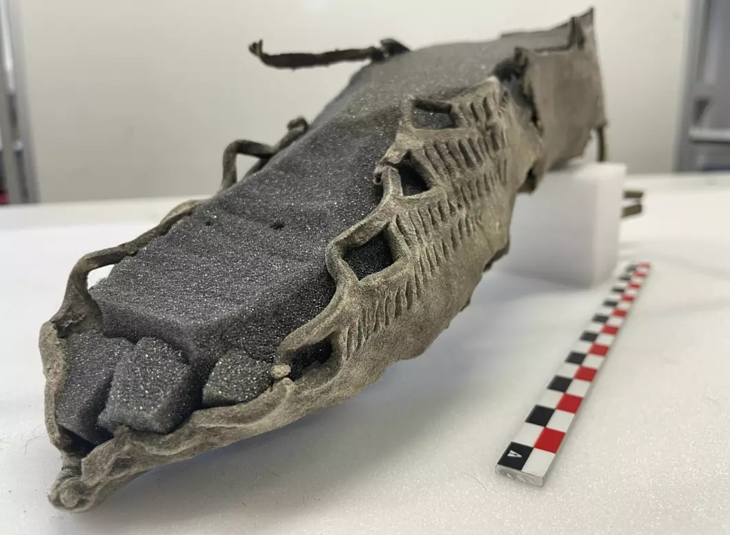 Denne skoen, tekstilrester og hestemøkk gjorde at arkeologene oppdaget en glemt fjellovergang, som gikk fra Innlandet og helt ut til kysten ved Sognefjorden.