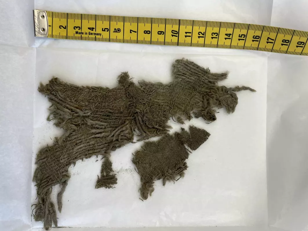 Rester av tekstiler funnet på Hestfonni. Kanskje noe sånt ble brukt inni skoen for å holde foten varm?