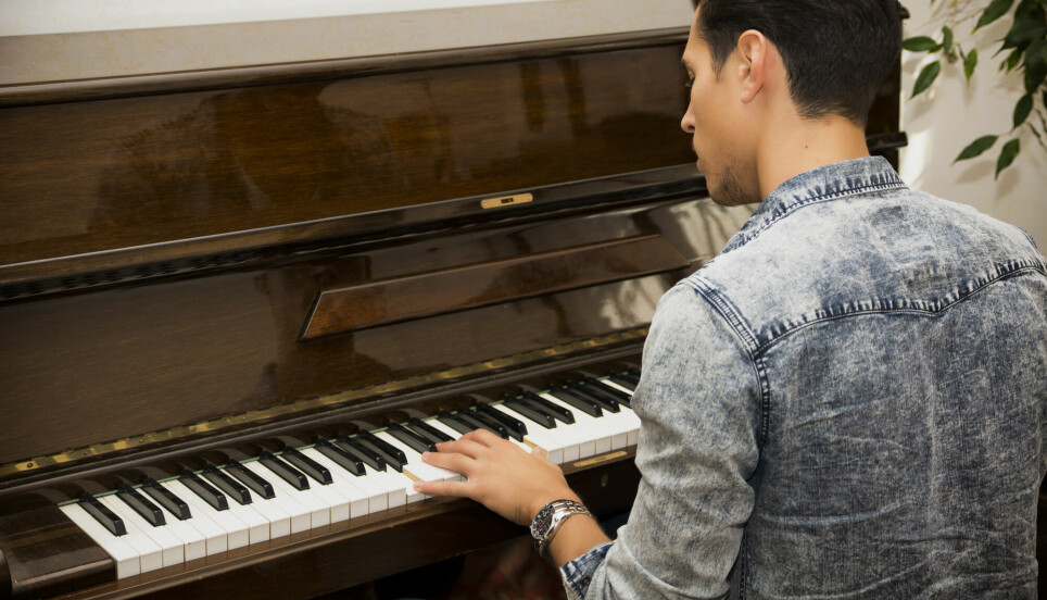 Å spille piano krever både konsentrasjon og ferdighet. Nettopp derfor er det en god aktivitet, ifølge forskere.