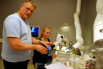 Lars-Henrik Larsen og Gunhild Garte Nervold i Akvaplan-niva diskuterer prøver tatt på havbunnen ved Nornefeltet. (Foto: Helge M. Markusson) Lars-Henrik Larsen og Gunhild Garte Nervold i Akvaplan-niva diskuterer prøver tatt på havbunnen ved Nornefeltet. (Foto: Helge M. Markusson)