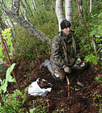 Skjult under et tynt lag torv og mose ble levningene etter en soldat funnet i 2009, 65 år etter at han ble drept. Viktor Summiltelnov trengte metalldetektor for å finne levningene i vannkanten nær Hasselmannhøyden. (Foto: Kai Krüger) Skjult under et tynt lag torv og mose ble levningene etter en soldat funnet i 2009, 65 år etter at han ble drept. Viktor Summiltelnov trengte metalldetektor for å finne levningene i vannkanten nær Hasselmannhøyden. (Foto: Kai Krüger)