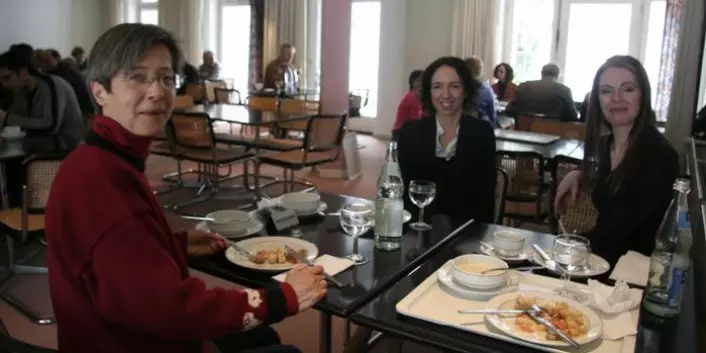 Mange av forskerne samles til lunsj i restauranten i Villa Linde. Denne dagen forteller Katharina Biegger (t.v.) og Katharina Wiedemann om Wikos historie. Til høyre sitter Gro Amdam. (Foto: Ingrid Spilde)