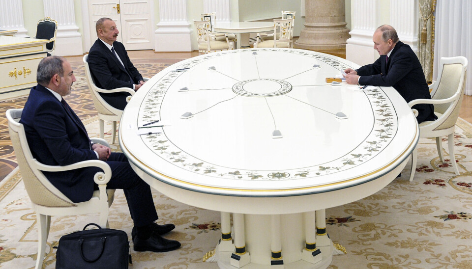 Russlands president Vladimir Putin (til høyre) har forsøkt å holde fred mellom Armenias Nikol Pasjinian (nærmest kamera) og Aserbajdsjans Ilham Alijev de siste årene.