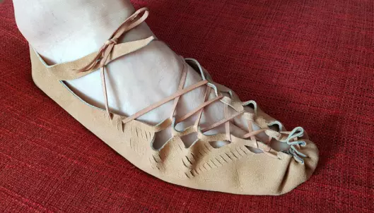 Rekonstruksjon av skoen laget av arkeologisk konservator Vegard Vike fra Kulturhistorisk museum i Oslo.
