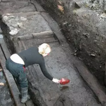 Under bakken finnes et underjordisk arkiv som kan fortelle mye om fortiden. Her fra en utgraving i Gamlebyen i Oslo. (Foto: Inger Karlberg/Riksantikvaren)