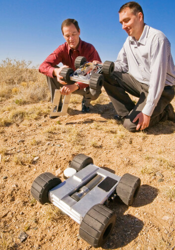 Jon Salton (t.v) og Steve Buerger ved Sandia National Laboratories viser fram Precision Urban Hopper. (Foto: Randy Montoya) Jon Salton (t.v) og Steve Buerger ved Sandia National Laboratories viser fram Precision Urban Hopper. (Foto: Randy Montoya)