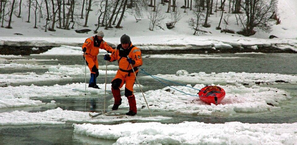 'Å padle til Nordpolen krever mye trening og forberedelse. Her trener Winther og Guldahl på Ramfjordisen i april i år. (Foto: S. Tronstad/Norsk Polarinstitutt)'