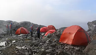 Gode plasser å sette opp telt, som beskytter mot vind, var ikke lett å finne blant steiner og vanndammer.