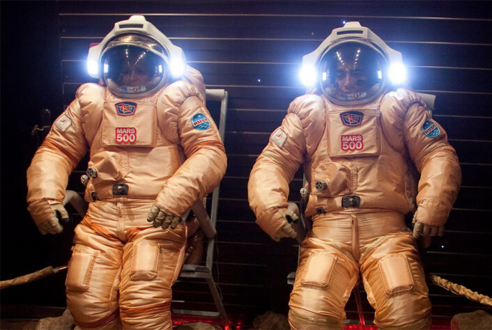 To av besetningsmedlemma i eksperimentet Mars500 testar ut romdrakter før ei simulert spacewalk på Mars. (Foto: ESA) To av besetningsmedlemma i eksperimentet Mars500 testar ut romdrakter før ei simulert spacewalk på Mars. (Foto: ESA)