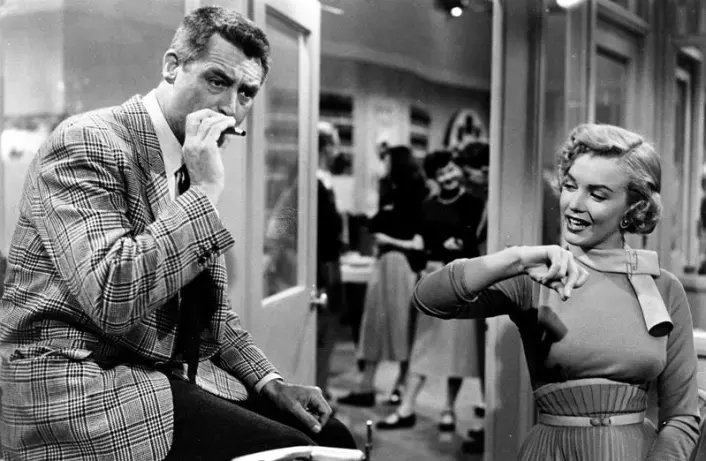 "Med sigar og timeglassfigur i filmen Monkey Business fra 1952, var stjernene Cary Grant og Marilyn Monroe to heitinger av sin tid. (Foto: Heritage/Scanpix)"