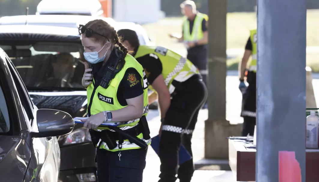 Med pandemien fikk politiet en rekke nye oppgaver, som å kontrollere om vi overholdt smitteverntiltak. Her fra en koronasertifikat-kontroll ved Svinesund i 2021.